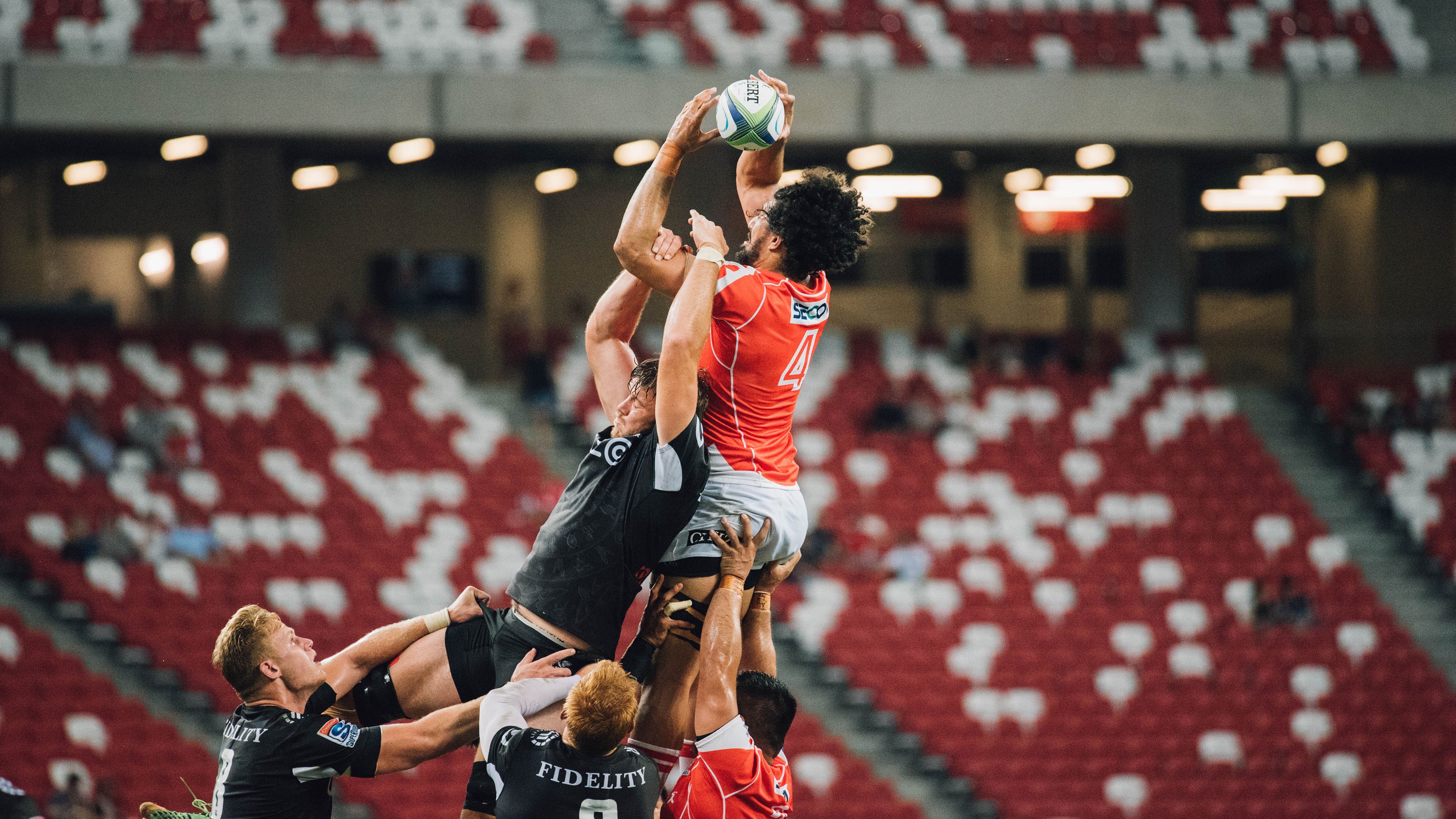 西骑手斯蒂芬·巴尔查携手“Chevaux Primavera”勇夺巴黎奥运会三项赛金牌,感动全场。